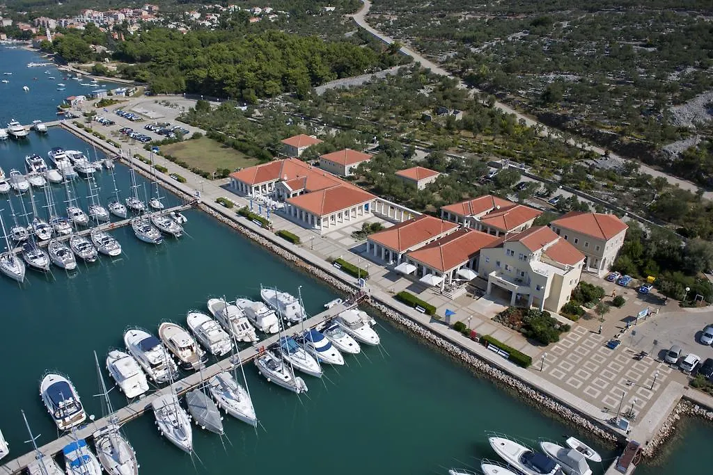 Apartment Aci Marina Cres location