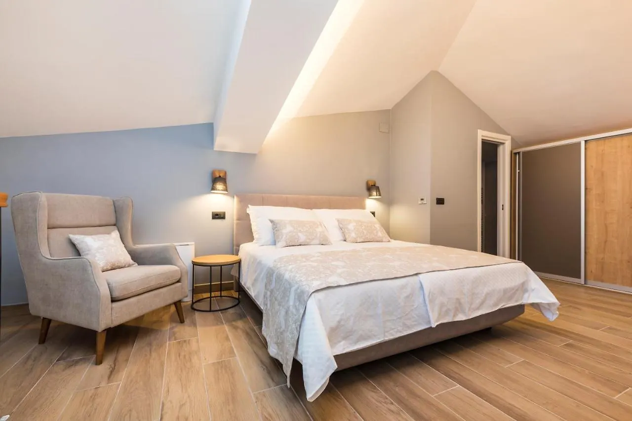 Apartment Aci Marina Cres